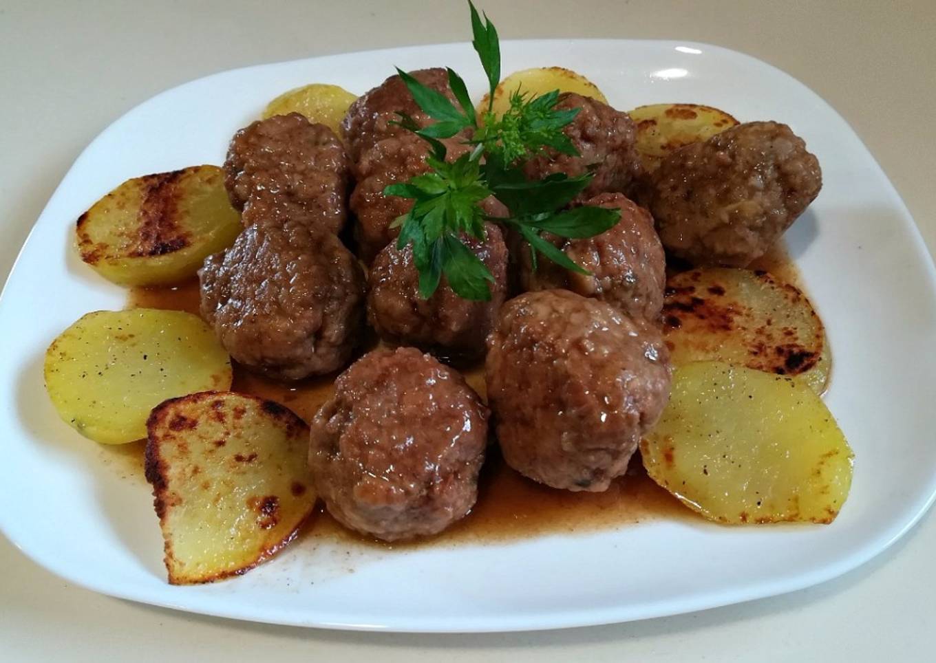 Albóndigas en salsa castellana