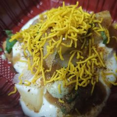 A picture of Samosa chaat.