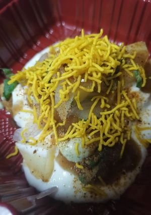 A picture of Samosa chaat.