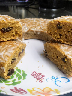 Una foto de Budín integral de avena y mandarinas con pasas