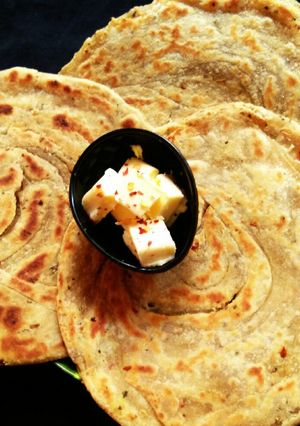 गार्लिक बटर लच्छा पराठा (garlic butter lachha paratha recipe in marathi) रेसिपी चे मुख्य फोटो