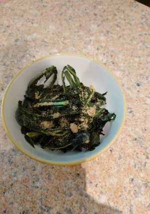 A picture of Crispy baked kale.