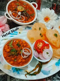 A picture of Chole Bhature.