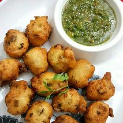 A picture of Suji ke pakode.