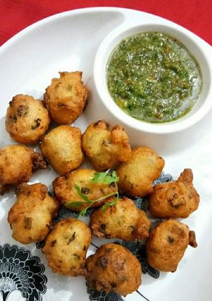 A picture of Suji ke pakode.