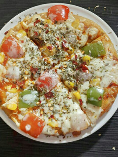 વેજીટેબલ ચીઝ પિઝા (No Oven, Whole Wheat Vegetable Cheese Pizza) રેસીપી મુખ્ય ફોટો