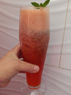 Una foto de Limonada de frutilla y menta fácil