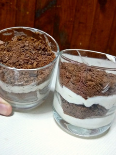 Una foto de Postre de vainilla y chocolate🍫 (súper fácil)