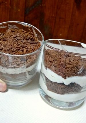 Una foto de Postre de vainilla y chocolate🍫 (súper fácil)