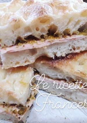 Foto di Focaccia farcita - Mortadella e pesto di pistacchi
