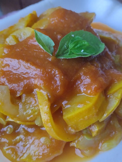 Una foto de Calabacin🍱🥘🥙 amarillo con salsa de tomate y albahaca🍅🍲🍛