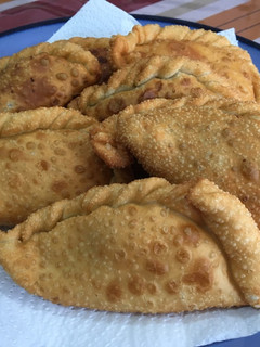 Una foto de Empanadas de carne cortada a cuchillo fritas y al horno!!