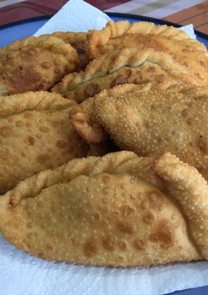 Una foto de Empanadas de carne cortada a cuchillo fritas y al horno!!