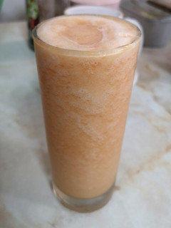 Una foto de Smoothie de tomate y frutas