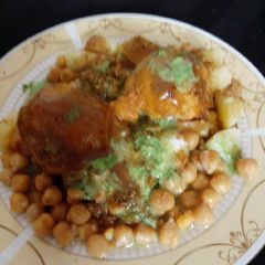 A picture of Kachori chaat.