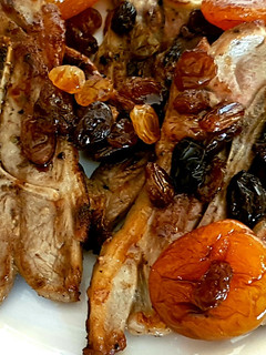 Una foto de Chuletas de cordero con frutos secos al moscatel