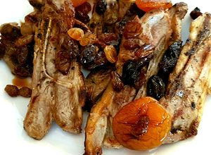 Una foto de Chuletas de cordero con frutos secos al moscatel