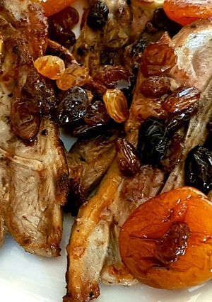 Foto principal de Chuletas de cordero con frutos secos al moscatel