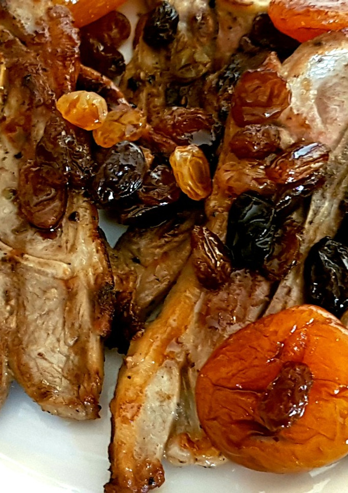 Una foto de Chuletas de cordero con frutos secos al moscatel