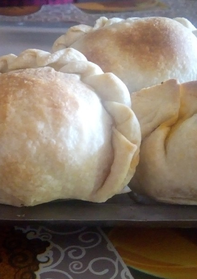 Una foto de Empanadas criollas!Dulces y saladas.(Con carne cortada a cuchillo