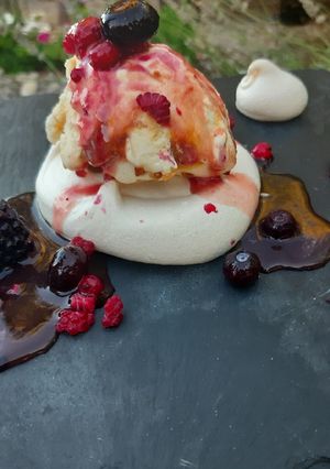 Une photo de Pavlova fruits rouges