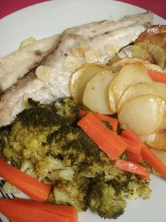 Una foto de Lubina al horno con cama de patatas y brócoli al vapor