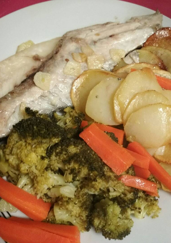Una foto de Lubina al horno con cama de patatas y brócoli al vapor