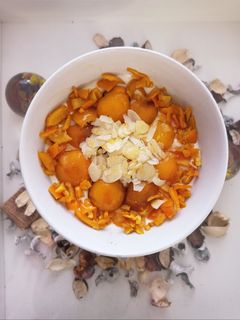 Una foto de Gachas con yogurt, nísperos y almendras