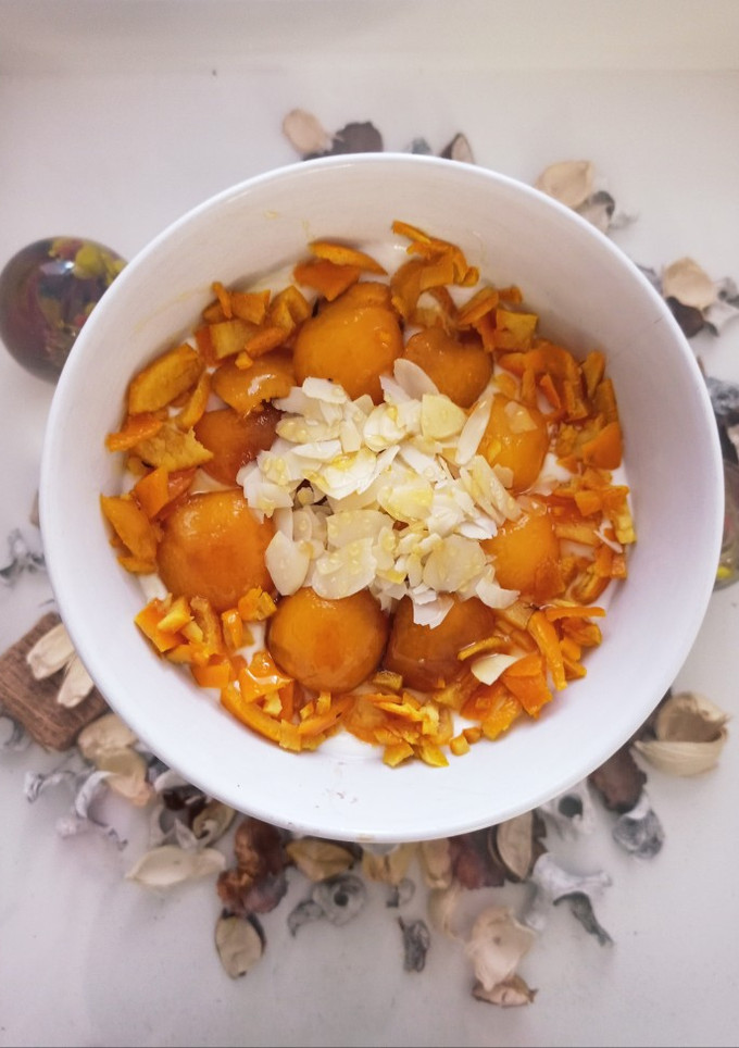 Una foto de Gachas con yogurt, nísperos y almendras