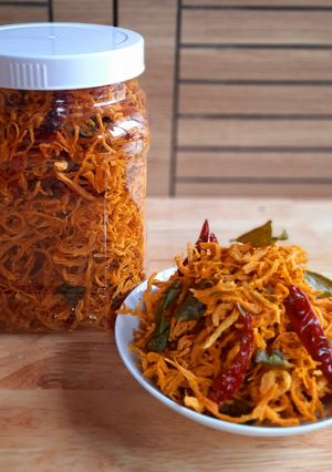 A picture of Vietnamese Shredded Chicken with Lime Leaves (Khô Gà Lá Chanh).