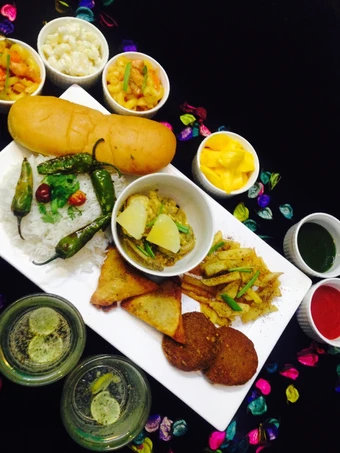 Easy Way Make Recipe Black pepper pineapple chicken with boil rice, macaroni, salad,chilli, sauces, lemon pepper drink that is  Makes Drooling, Addictive}