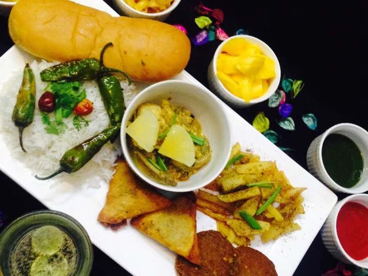 Easy Way Make Recipe Black pepper pineapple chicken with boil rice, macaroni, salad,chilli, sauces, lemon pepper drink that is  Makes Drooling, Addictive}