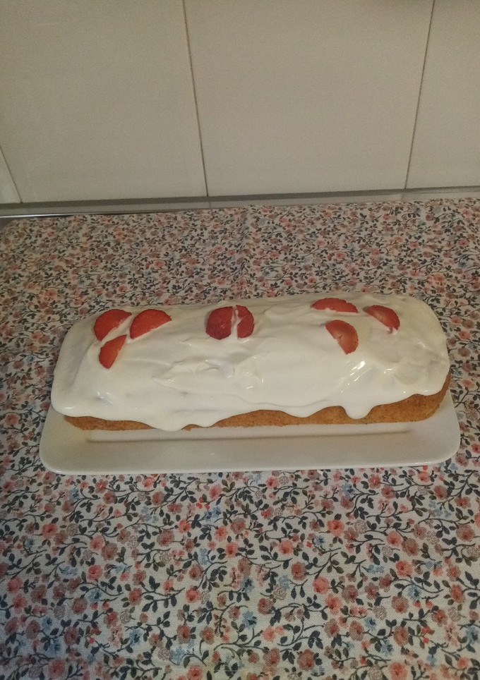 Una foto de Bizcocho de fresas con cobertura de nata