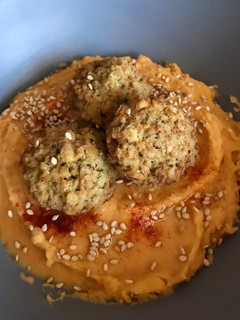Una foto de Hummus de boniato con falafel