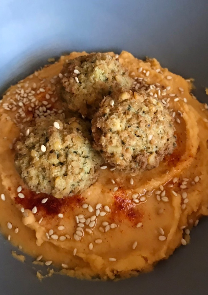 Una foto de Hummus de boniato con falafel