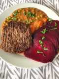 Sos de mazăre cu steak de vită și sfeclă roșie