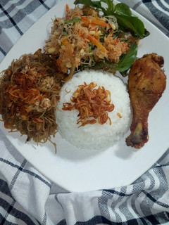 Foto resep RAMESAN (bihun goreng, urap sayuran, ayam goreng)