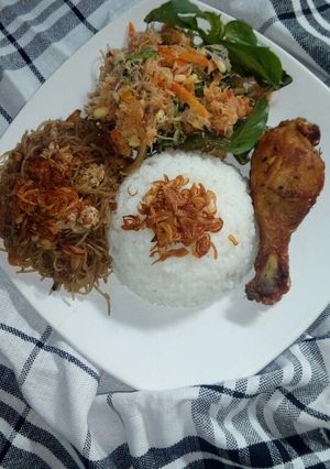 Foto resep RAMESAN (bihun goreng, urap sayuran, ayam goreng)