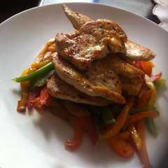 Una foto de Pechugas de Pollo a la Plancha y Vegetales Salteados