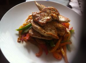 Una foto de Pechugas de Pollo a la Plancha y Vegetales Salteados