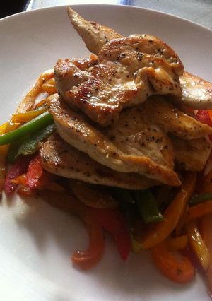 Una foto de Pechugas de Pollo a la Plancha y Vegetales Salteados