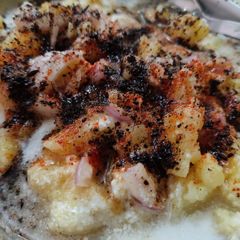 A picture of Dahi bhalle.
