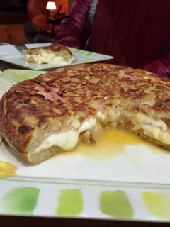Una foto de Tortilla de papas rellena