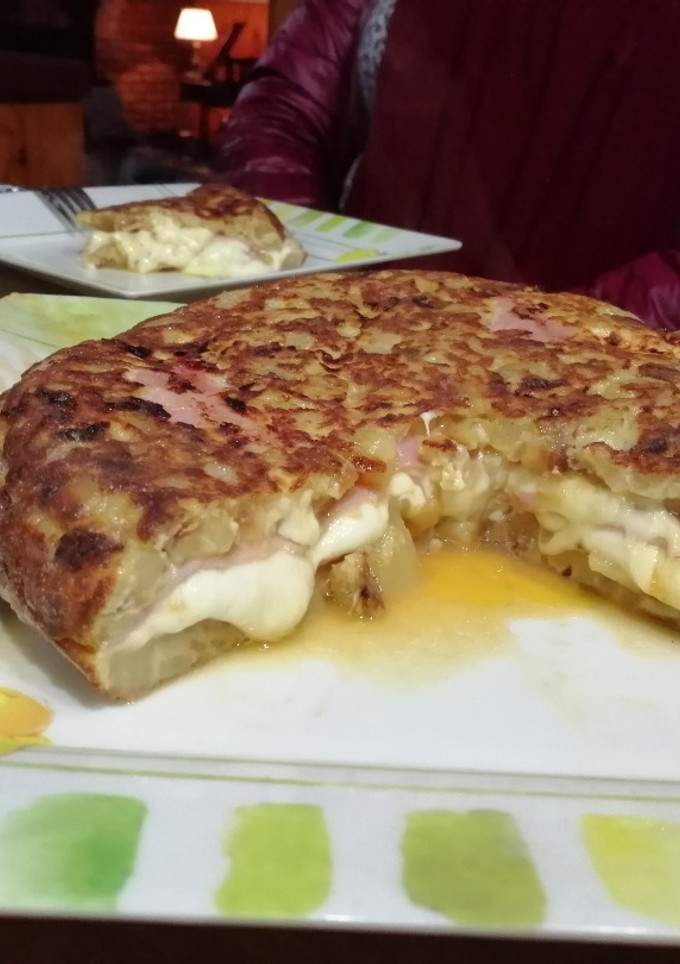 Una foto de Tortilla de papas rellena