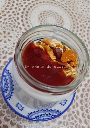 Une photo de Yaourt nature confiture granola 🥣