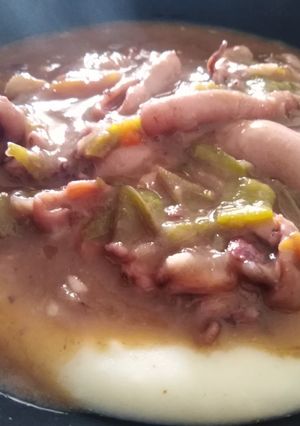 Una foto de Chipirones al vino tinto sobre cama de puré de patatas
