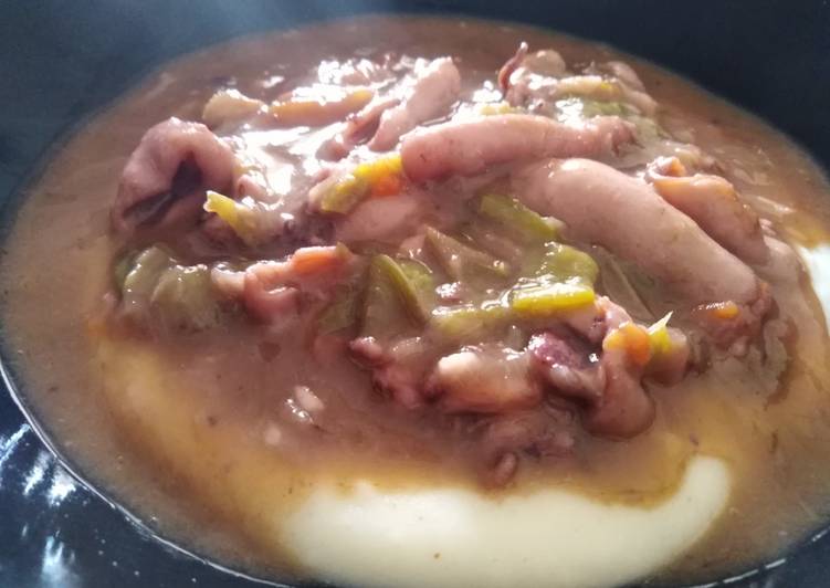 Chipirones al vino tinto sobre cama de puré de patatas