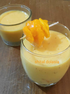 मैंगो बनाना स्मूदी (mango banana smoothie recipe in Hindi) रेसिपी मुख्य फोटो