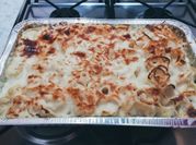 Una foto di lasagna con prosciutto cotto