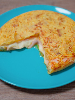 Una foto de Tortilla rellena de queso y pavo